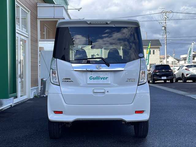 日産 デイズ ルークス ハイウェイスターターボ 岐阜県 2014(平26)年 5.7万km ホワイトパール 禁煙車/社外SDナビ/アラウンドビューモニター/両側パワースライドドア/インテリジェントキー/プッシュスタート/サーキュレーター/オートライト/HIDヘッドライト/フォグランプ/純正アルミホイール/純正フロアマット/純正ドアバイザー/ステアリングスイッチ/革巻きステアリング/オートエアコン/社外ETC/電動格納ウインカーミラー/サンシェード