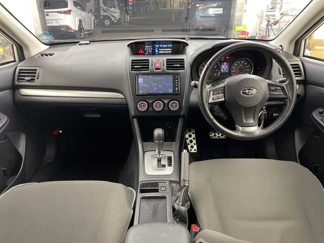 スバル インプレッサ スポーツ 2．0i－S 兵庫県 2013(平25)年 2.9万km サテンホワイトパール ・社外ナビ＆TV＆BT＆DVD/・運転席パワーシート/・クルーズコントロール/・パドルシフト/・革巻きステアリング/・ステアリングスイッチ/・ハーフレザーシート/・リモコンキー/・スペアキー/・アイドリングストップ/・HIDヘッドライト/・オートライト/・オートワイパー/・スポーツモード/・ウィンカーミラー