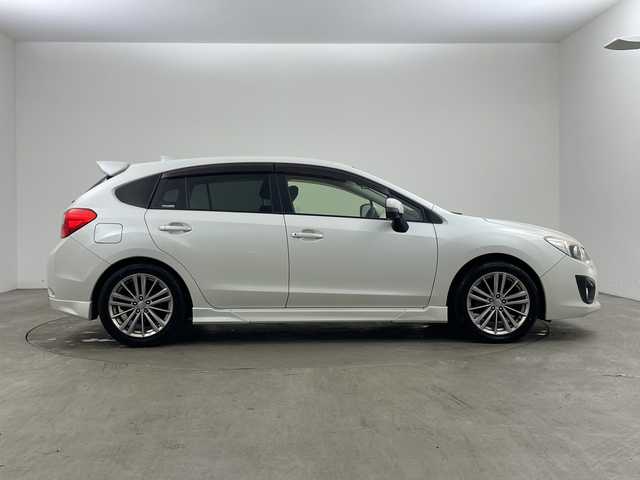 スバル インプレッサ スポーツ 2．0i－S 兵庫県 2013(平25)年 2.9万km サテンホワイトパール ・社外ナビ＆TV＆BT＆DVD/・運転席パワーシート/・クルーズコントロール/・パドルシフト/・革巻きステアリング/・ステアリングスイッチ/・ハーフレザーシート/・リモコンキー/・スペアキー/・アイドリングストップ/・HIDヘッドライト/・オートライト/・オートワイパー/・スポーツモード/・ウィンカーミラー