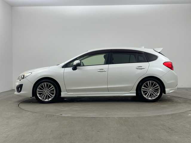 スバル インプレッサ スポーツ 2．0i－S 兵庫県 2013(平25)年 2.9万km サテンホワイトパール ・社外ナビ＆TV＆BT＆DVD/・運転席パワーシート/・クルーズコントロール/・パドルシフト/・革巻きステアリング/・ステアリングスイッチ/・ハーフレザーシート/・リモコンキー/・スペアキー/・アイドリングストップ/・HIDヘッドライト/・オートライト/・オートワイパー/・スポーツモード/・ウィンカーミラー