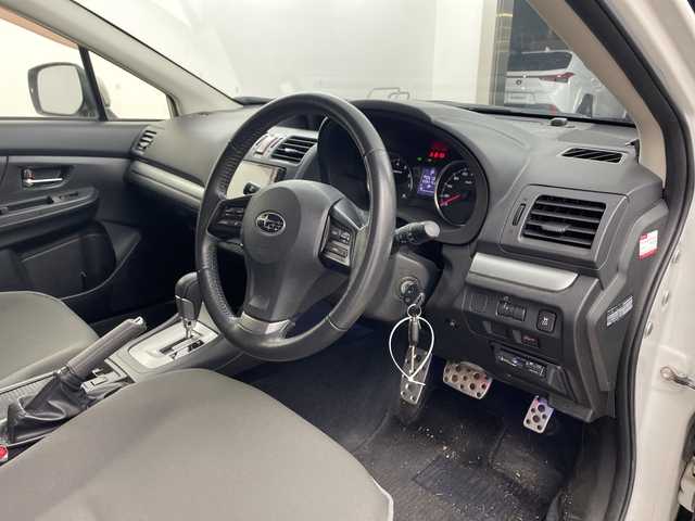 スバル インプレッサ スポーツ 2．0i－S 兵庫県 2013(平25)年 2.9万km サテンホワイトパール ・社外ナビ＆TV＆BT＆DVD/・運転席パワーシート/・クルーズコントロール/・パドルシフト/・革巻きステアリング/・ステアリングスイッチ/・ハーフレザーシート/・リモコンキー/・スペアキー/・アイドリングストップ/・HIDヘッドライト/・オートライト/・オートワイパー/・スポーツモード/・ウィンカーミラー