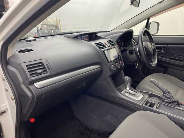 スバル インプレッサ スポーツ 2．0i－S 兵庫県 2013(平25)年 2.9万km サテンホワイトパール ・社外ナビ＆TV＆BT＆DVD/・運転席パワーシート/・クルーズコントロール/・パドルシフト/・革巻きステアリング/・ステアリングスイッチ/・ハーフレザーシート/・リモコンキー/・スペアキー/・アイドリングストップ/・HIDヘッドライト/・オートライト/・オートワイパー/・スポーツモード/・ウィンカーミラー