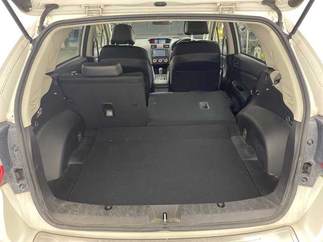 スバル インプレッサ スポーツ 2．0i－S 兵庫県 2013(平25)年 2.9万km サテンホワイトパール ・社外ナビ＆TV＆BT＆DVD/・運転席パワーシート/・クルーズコントロール/・パドルシフト/・革巻きステアリング/・ステアリングスイッチ/・ハーフレザーシート/・リモコンキー/・スペアキー/・アイドリングストップ/・HIDヘッドライト/・オートライト/・オートワイパー/・スポーツモード/・ウィンカーミラー