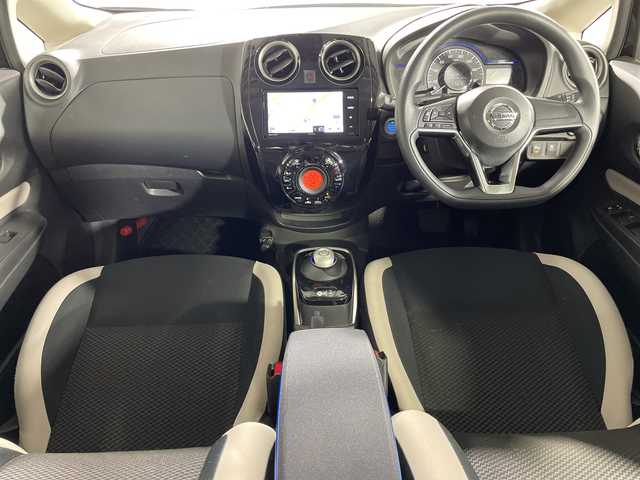 日産 ノート e－パワー X 神奈川県 2019(平31)年 7万km スーパーブラック 社外7型SDナビゲーション【AVN-P9W】/Bluetooth　フルセグ CD DVD SD/レーンキープアシスト/前方ドライブレコーダー/ステアリングリモコン/ETC/社外フロアマット/プッシュスタート/スマートキー/スペアキー/シートリフター/電格ミラー/ウィンカーミラー/フォグランプ/純正15インチアルミホイル