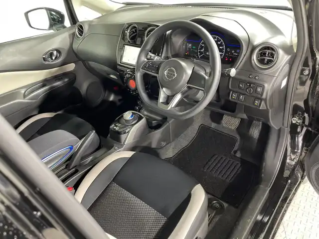 日産 ノート e－パワー X 神奈川県 2019(平31)年 7万km スーパーブラック 社外7型SDナビゲーション【AVN-P9W】/Bluetooth　フルセグ CD DVD SD/レーンキープアシスト/前方ドライブレコーダー/ステアリングリモコン/ETC/社外フロアマット/プッシュスタート/スマートキー/スペアキー/シートリフター/電格ミラー/ウィンカーミラー/フォグランプ/純正15インチアルミホイル
