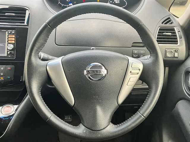 日産 セレナ ハイウェイS S HV Aセーフ 静岡県 2014(平26)年 6.8万km ブリリアントホワイトパール エンジンスタートボタン/パワースライドドア/パワーウィンドウ/取扱説明書/アイドリングストップ/スマートキー/スペアキー１本/Wオートエアコン/クルーズコントロール/フリップダウンモニター/純正ETC/純正SDナビ（CD/DVD/フルセグ）/全方位カメラ/三列シート/ウォークスルー/純正フロアマット/純正アルミホイール/左側パワースライドドア/右側スライドドア/ABS/横滑り防止装置/レーンキープアシスト/コーナーセンサー前後/オートライト/LEDヘッドライト/Wエアバック/衝突軽減システム