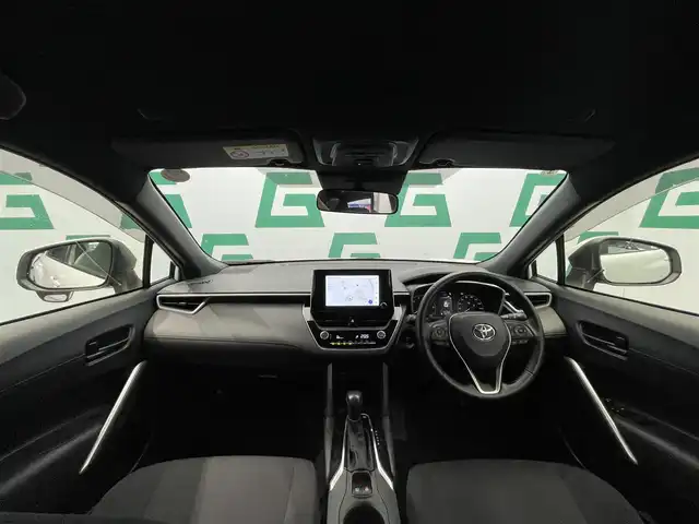 トヨタ カローラ クロス ハイブリッド G 鹿児島県 2024(令6)年 5.6万km プラチナホワイトパールマイカ ディスプレイオーディオ(ナビ機能付き)/(フルセグTV/Bluetooth/AppleCarPlay/AndroidAuto)/バックカメラ/Toyota Safety Sense/　・プリクラッシュセーフティ/　・レーントレーシングアシスト［LTA］/　・レーダークルーズコントロール（全車速追従機能付）/　・オートマチックハイビーム［AHB］/　・ロードサインアシスト［RSA］/電動パーキングブレーキ/オートブレーキホールド/ビルトインETC2.0/ステアリングリモコン/純正フロアマット/純正ドアバイザー/LEDヘッドライト