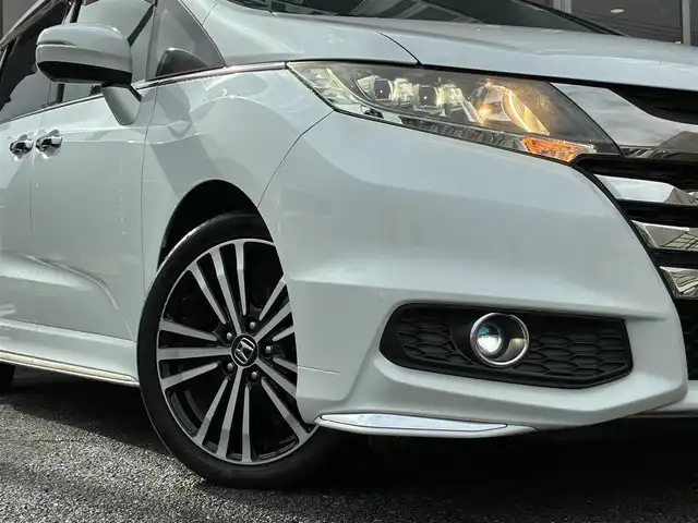 ホンダ オデッセイ アブソルート EX 京都府 2015(平27)年 7.5万km ホワイトオーキッドパール インターナビ/・マルチビューカメラ/・スマートパーキングアシストシステム/・フルセグTV/・CD/DVD再生/・HDMI/USB入力端子/・BT接続/リアエンターテイメントシステム/Bin ETC/社外ドラレコ/両側パワースライドドア/ホンダセンシング/・衝突軽減ブレーキ/・誤発進抑制機能/・先行車発進お知らせ機能/・車線維持支援システム/・標識認識機能/・路外逸脱抑制機能/・アダプティブクルーズコントロール/ハーフレザーシート/・運転席パワーシート/2列目シートオットマン付キャプテンシート/レザーステアリング/・パドルシフト/・ステアリモコン/トリプルゾーンフルオートエアコン/プッシュスタート/・スマートキー/LEDヘッドライト/・フォグランプ/純正18インチアルミホイール/純正ドアバイザー/純正フロアマット/車両保証書/車両取説