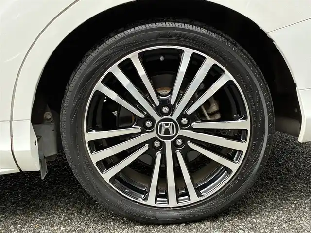 ホンダ オデッセイ アブソルート EX 京都府 2015(平27)年 7.5万km ホワイトオーキッドパール インターナビ/・マルチビューカメラ/・スマートパーキングアシストシステム/・フルセグTV/・CD/DVD再生/・HDMI/USB入力端子/・BT接続/リアエンターテイメントシステム/Bin ETC/社外ドラレコ/両側パワースライドドア/ホンダセンシング/・衝突軽減ブレーキ/・誤発進抑制機能/・先行車発進お知らせ機能/・車線維持支援システム/・標識認識機能/・路外逸脱抑制機能/・アダプティブクルーズコントロール/ハーフレザーシート/・運転席パワーシート/2列目シートオットマン付キャプテンシート/レザーステアリング/・パドルシフト/・ステアリモコン/トリプルゾーンフルオートエアコン/プッシュスタート/・スマートキー/LEDヘッドライト/・フォグランプ/純正18インチアルミホイール/純正ドアバイザー/純正フロアマット/車両保証書/車両取説
