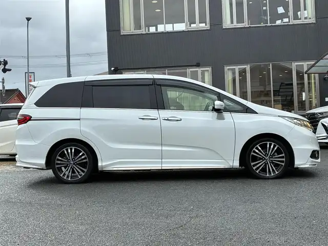 ホンダ オデッセイ アブソルート EX 京都府 2015(平27)年 7.5万km ホワイトオーキッドパール インターナビ/・マルチビューカメラ/・スマートパーキングアシストシステム/・フルセグTV/・CD/DVD再生/・HDMI/USB入力端子/・BT接続/リアエンターテイメントシステム/Bin ETC/社外ドラレコ/両側パワースライドドア/ホンダセンシング/・衝突軽減ブレーキ/・誤発進抑制機能/・先行車発進お知らせ機能/・車線維持支援システム/・標識認識機能/・路外逸脱抑制機能/・アダプティブクルーズコントロール/ハーフレザーシート/・運転席パワーシート/2列目シートオットマン付キャプテンシート/レザーステアリング/・パドルシフト/・ステアリモコン/トリプルゾーンフルオートエアコン/プッシュスタート/・スマートキー/LEDヘッドライト/・フォグランプ/純正18インチアルミホイール/純正ドアバイザー/純正フロアマット/車両保証書/車両取説