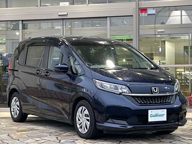 ホンダ フリード＋ G ホンダセンシング 静岡県 2020(令2)年 5.9万km ミッドナイトブルービームM 社外9型メモリーナビ/・CD/DVD/・SD/MSV/・FM/AM/・Bluetooth/・USB/・フルセグTV/主要装備/・両側パワースライドドア/・スマートキー/・プッシュスタート/・レーンキープアシスト/・LEDヘッドライト/・ホンダセンシング/・ビルトインETC/・運転席＆助手席シートヒーター/ ・プラズマクラスターAAC