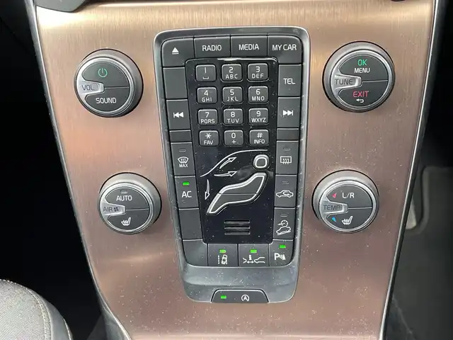 ボルボ Ｖ４０ クロスカントリー T5 AWD 青森県 2014(平26)年 7.2万km ブラックサファイアメタリック アクティブクルーズコントロール/BLIS/パワーシート/シートメモリー/シートヒーター/コーナーセンサー/純正ナビ/（Bluetooth/AM/FM）/スマートキー/ダウンヒルアシスト/レーンキープ/前方衝突警告/ETC/オートライト/リアガラスヒーター/ルーフレール/エンジンプッシュスターター/ABS/純正１７インチＡＷ/社外アルミホール冬タイヤ積み込み/取扱説明書/保証書