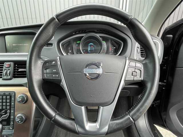 ボルボ Ｖ４０ クロスカントリー T5 AWD 青森県 2014(平26)年 7.2万km ブラックサファイアメタリック アクティブクルーズコントロール/BLIS/パワーシート/シートメモリー/シートヒーター/コーナーセンサー/純正ナビ/（Bluetooth/AM/FM）/スマートキー/ダウンヒルアシスト/レーンキープ/前方衝突警告/ETC/オートライト/リアガラスヒーター/ルーフレール/エンジンプッシュスターター/ABS/純正１７インチＡＷ/社外アルミホール冬タイヤ積み込み/取扱説明書/保証書