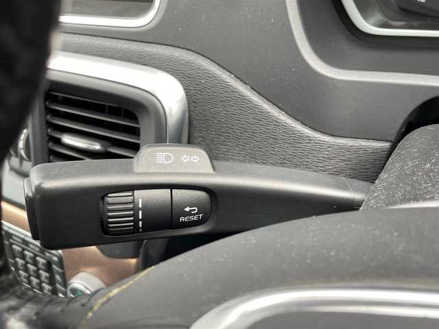 ボルボ Ｖ４０ クロスカントリー T5 AWD 青森県 2014(平26)年 7.2万km ブラックサファイアメタリック アクティブクルーズコントロール/BLIS/パワーシート/シートメモリー/シートヒーター/コーナーセンサー/純正ナビ/（Bluetooth/AM/FM）/スマートキー/ダウンヒルアシスト/レーンキープ/前方衝突警告/ETC/オートライト/リアガラスヒーター/ルーフレール/エンジンプッシュスターター/ABS/純正１７インチＡＷ/社外アルミホール冬タイヤ積み込み/取扱説明書/保証書