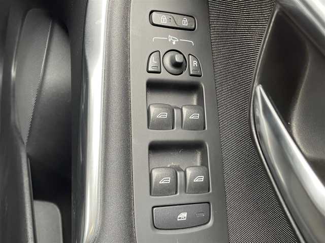 ボルボ Ｖ４０ クロスカントリー T5 AWD 青森県 2014(平26)年 7.2万km ブラックサファイアメタリック アクティブクルーズコントロール/BLIS/パワーシート/シートメモリー/シートヒーター/コーナーセンサー/純正ナビ/（Bluetooth/AM/FM）/スマートキー/ダウンヒルアシスト/レーンキープ/前方衝突警告/ETC/オートライト/リアガラスヒーター/ルーフレール/エンジンプッシュスターター/ABS/純正１７インチＡＷ/社外アルミホール冬タイヤ積み込み/取扱説明書/保証書