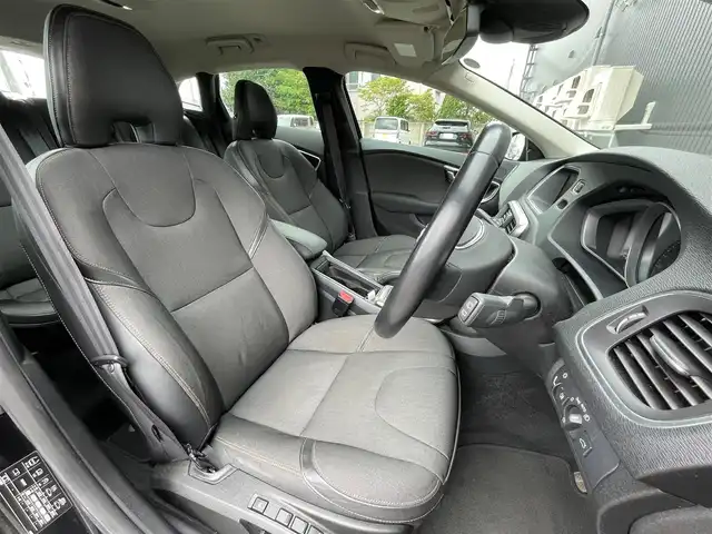 ボルボ Ｖ４０ クロスカントリー T5 AWD 青森県 2014(平26)年 7.2万km ブラックサファイアメタリック アクティブクルーズコントロール/BLIS/パワーシート/シートメモリー/シートヒーター/コーナーセンサー/純正ナビ/（Bluetooth/AM/FM）/スマートキー/ダウンヒルアシスト/レーンキープ/前方衝突警告/ETC/オートライト/リアガラスヒーター/ルーフレール/エンジンプッシュスターター/ABS/純正１７インチＡＷ/社外アルミホール冬タイヤ積み込み/取扱説明書/保証書
