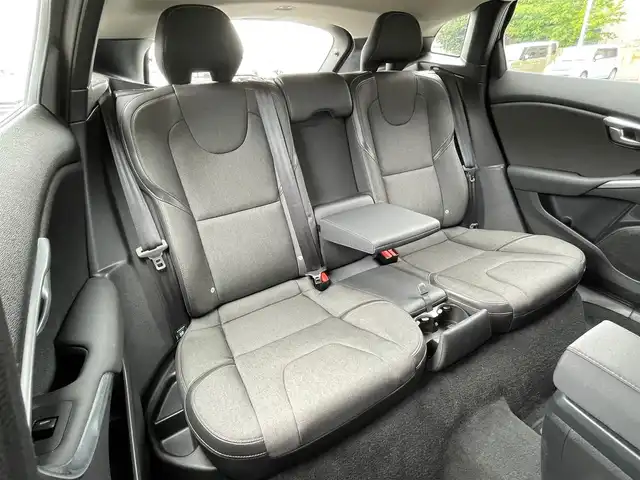 ボルボ Ｖ４０ クロスカントリー T5 AWD 青森県 2014(平26)年 7.2万km ブラックサファイアメタリック アクティブクルーズコントロール/BLIS/パワーシート/シートメモリー/シートヒーター/コーナーセンサー/純正ナビ/（Bluetooth/AM/FM）/スマートキー/ダウンヒルアシスト/レーンキープ/前方衝突警告/ETC/オートライト/リアガラスヒーター/ルーフレール/エンジンプッシュスターター/ABS/純正１７インチＡＷ/社外アルミホール冬タイヤ積み込み/取扱説明書/保証書