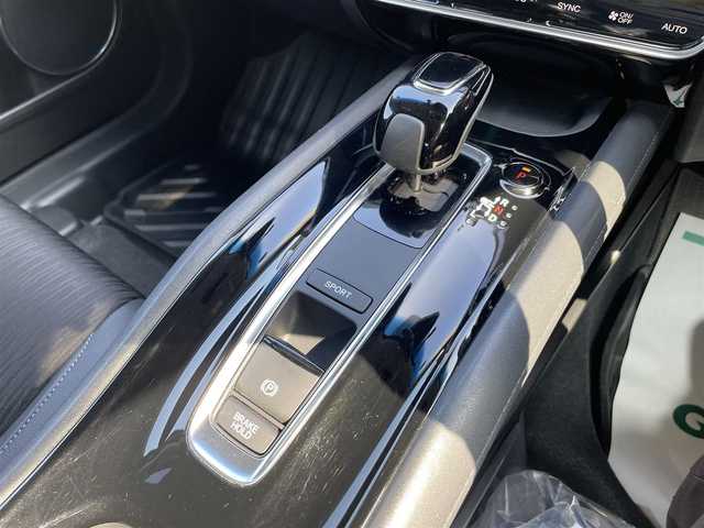 ホンダ ヴェゼル ハイブリッド Z ホンダセンシング 石川県 2020(令2)年 6.7万km プラチナホワイトパール 4WD/純正8型ナビ/CD/DVD/フルセグTV/バックカメラ/LEDヘッドライト/ETC/スマートキー/プッシュスタート/電動ミラー/ホンダセンシング/レーダークルーズ/ハーフレザーシート/ドライブレコーダー/保証書