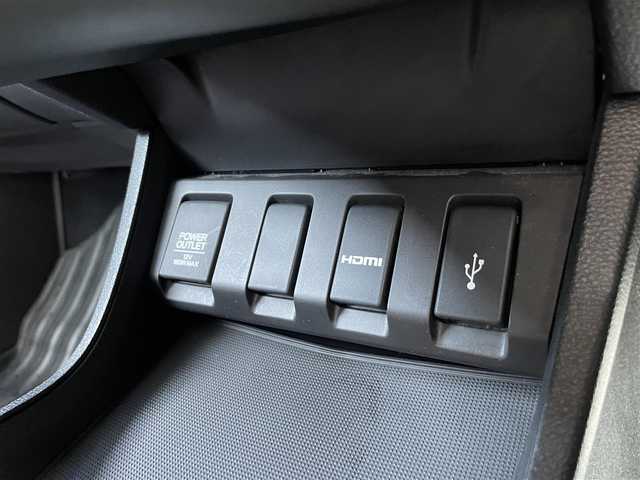 ホンダ ヴェゼル ハイブリッド Z ホンダセンシング 石川県 2020(令2)年 6.7万km プラチナホワイトパール 4WD/純正8型ナビ/CD/DVD/フルセグTV/バックカメラ/LEDヘッドライト/ETC/スマートキー/プッシュスタート/電動ミラー/ホンダセンシング/レーダークルーズ/ハーフレザーシート/ドライブレコーダー/保証書
