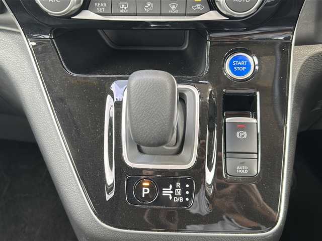 日産 セレナ e－パワー ハイウェイスター V 静岡県 2023(令5)年 3.1万km ブリリアントホワイトパール 純正ナビ/・iPod/・SD/・FM/AM/・フルセグTV/・USB/・Bluetooth/・CD/DVD/・SD録音/主要装備/・アラウンドビューモニター/・後席フリップダウンモニター/・ドライブレコーダー/・デジタルインナーミラー/・プロパイロット/・ハンズフリーパワスラ/・前席シートヒーター/・ステアリングヒーター/・オートライト/・サイドカーテンエアバッグ/・エマージェンシーブレーキ/・リアエアコン