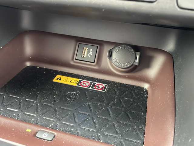 トヨタ ＲＡＶ４ 福井県 2024(令6)年 1.9万km プラチナホワイトパールマイカ ワンオーナー /パノラマルーフ/4WD/純正メモリナビゲーション/(Bluetooth)/フルセグテレビ /360°カメラ/黒革シート/プリクラッシュセーフティ/アダプティブクルーズコントロール/ブラインドスポットモニター/レーンキープアシスト/D席パワーシート /（シートメモリ付き）/USBポート/充電ポート/ETC2.0/ルーフレール/デジタルインナーミラー/純正18インチアルミホイール/LEDヘッドライト/LEDフォグランプ/クリアランスソナー /シートヒーター /エアーシート/スタリングヒーラー/オートハイビーム/オートライト/ステアリングリモコン/プッシュスタート/スマートキー/保証書/取扱説明書