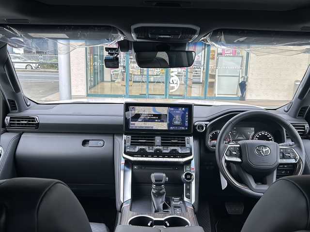 トヨタ ランドクルーザー ZX 愛知県 2023(令5)年 0.2万km プレシャスホワイトパール ワンオーナー/メーカーオプションナビ12.3ディスプレイオーディオ/フルセグTV/電動サンルーフ/JBLプレミアムサウンドシステム/リアシートエンターテインメントシステム/電動デフロック/指紋認証スタートスイッチ/ブラインドスポットモニター/フロア格納サードシート(電動)/クルーズコントロール/シートヒーター/ベンチレーション/ステアリングヒーター/パワーバックドア/パワーシート(D・N)/メモリーシート/AC100W/ドライブレコーダー(前後)/LEDヘッドライト/フォグランプ/全方位カメラ/ETC2.0/タイプC充電/電格ミラー/革巻きステアリング/革シート/スペアタイヤ/オットマン/スペアキー/ミラーウィンカー/純正アルミホイール/純正フロアマット/ステアリングスイッチ/オートアラーム/イモビライザー/イルミネーテッドエントリーシステム/エアバッグ(ダブル＋サイド＋カーテン)/保証書/取扱説明書/記録簿