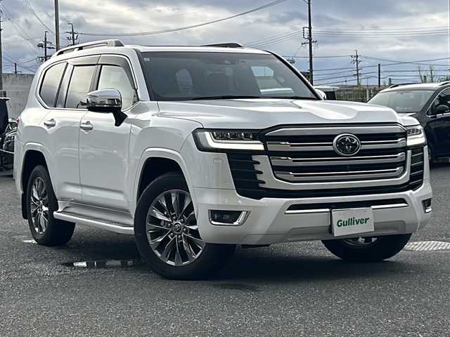 トヨタ ランドクルーザー ZX 愛知県 2023(令5)年 0.2万km プレシャスホワイトパール ワンオーナー/メーカーオプションナビ12.3ディスプレイオーディオ/フルセグTV/電動サンルーフ/JBLプレミアムサウンドシステム/リアシートエンターテインメントシステム/電動デフロック/指紋認証スタートスイッチ/ブラインドスポットモニター/フロア格納サードシート(電動)/クルーズコントロール/シートヒーター/ベンチレーション/ステアリングヒーター/パワーバックドア/パワーシート(D・N)/メモリーシート/AC100W/ドライブレコーダー(前後)/LEDヘッドライト/フォグランプ/全方位カメラ/ETC2.0/タイプC充電/電格ミラー/革巻きステアリング/革シート/スペアタイヤ/オットマン/スペアキー/ミラーウィンカー/純正アルミホイール/純正フロアマット/ステアリングスイッチ/オートアラーム/イモビライザー/イルミネーテッドエントリーシステム/エアバッグ(ダブル＋サイド＋カーテン)/保証書/取扱説明書/記録簿