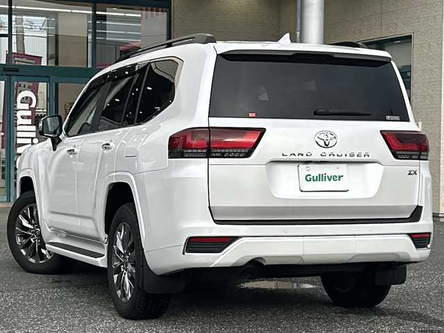 トヨタ ランドクルーザー ZX 愛知県 2023(令5)年 0.2万km プレシャスホワイトパール ワンオーナー/メーカーオプションナビ12.3ディスプレイオーディオ/フルセグTV/電動サンルーフ/JBLプレミアムサウンドシステム/リアシートエンターテインメントシステム/電動デフロック/指紋認証スタートスイッチ/ブラインドスポットモニター/フロア格納サードシート(電動)/クルーズコントロール/シートヒーター/ベンチレーション/ステアリングヒーター/パワーバックドア/パワーシート(D・N)/メモリーシート/AC100W/ドライブレコーダー(前後)/LEDヘッドライト/フォグランプ/全方位カメラ/ETC2.0/タイプC充電/電格ミラー/革巻きステアリング/革シート/スペアタイヤ/オットマン/スペアキー/ミラーウィンカー/純正アルミホイール/純正フロアマット/ステアリングスイッチ/オートアラーム/イモビライザー/イルミネーテッドエントリーシステム/エアバッグ(ダブル＋サイド＋カーテン)/保証書/取扱説明書/記録簿