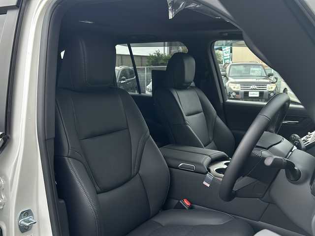 トヨタ ランドクルーザー ZX 愛知県 2023(令5)年 0.2万km プレシャスホワイトパール ワンオーナー/メーカーオプションナビ12.3ディスプレイオーディオ/フルセグTV/電動サンルーフ/JBLプレミアムサウンドシステム/リアシートエンターテインメントシステム/電動デフロック/指紋認証スタートスイッチ/ブラインドスポットモニター/フロア格納サードシート(電動)/クルーズコントロール/シートヒーター/ベンチレーション/ステアリングヒーター/パワーバックドア/パワーシート(D・N)/メモリーシート/AC100W/ドライブレコーダー(前後)/LEDヘッドライト/フォグランプ/全方位カメラ/ETC2.0/タイプC充電/電格ミラー/革巻きステアリング/革シート/スペアタイヤ/オットマン/スペアキー/ミラーウィンカー/純正アルミホイール/純正フロアマット/ステアリングスイッチ/オートアラーム/イモビライザー/イルミネーテッドエントリーシステム/エアバッグ(ダブル＋サイド＋カーテン)/保証書/取扱説明書/記録簿