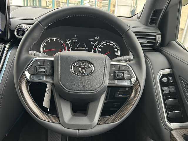 トヨタ ランドクルーザー ZX 愛知県 2023(令5)年 0.2万km プレシャスホワイトパール ワンオーナー/メーカーオプションナビ12.3ディスプレイオーディオ/フルセグTV/電動サンルーフ/JBLプレミアムサウンドシステム/リアシートエンターテインメントシステム/電動デフロック/指紋認証スタートスイッチ/ブラインドスポットモニター/フロア格納サードシート(電動)/クルーズコントロール/シートヒーター/ベンチレーション/ステアリングヒーター/パワーバックドア/パワーシート(D・N)/メモリーシート/AC100W/ドライブレコーダー(前後)/LEDヘッドライト/フォグランプ/全方位カメラ/ETC2.0/タイプC充電/電格ミラー/革巻きステアリング/革シート/スペアタイヤ/オットマン/スペアキー/ミラーウィンカー/純正アルミホイール/純正フロアマット/ステアリングスイッチ/オートアラーム/イモビライザー/イルミネーテッドエントリーシステム/エアバッグ(ダブル＋サイド＋カーテン)/保証書/取扱説明書/記録簿