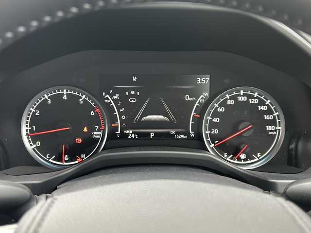 トヨタ ランドクルーザー ZX 愛知県 2023(令5)年 0.2万km プレシャスホワイトパール ワンオーナー/メーカーオプションナビ12.3ディスプレイオーディオ/フルセグTV/電動サンルーフ/JBLプレミアムサウンドシステム/リアシートエンターテインメントシステム/電動デフロック/指紋認証スタートスイッチ/ブラインドスポットモニター/フロア格納サードシート(電動)/クルーズコントロール/シートヒーター/ベンチレーション/ステアリングヒーター/パワーバックドア/パワーシート(D・N)/メモリーシート/AC100W/ドライブレコーダー(前後)/LEDヘッドライト/フォグランプ/全方位カメラ/ETC2.0/タイプC充電/電格ミラー/革巻きステアリング/革シート/スペアタイヤ/オットマン/スペアキー/ミラーウィンカー/純正アルミホイール/純正フロアマット/ステアリングスイッチ/オートアラーム/イモビライザー/イルミネーテッドエントリーシステム/エアバッグ(ダブル＋サイド＋カーテン)/保証書/取扱説明書/記録簿