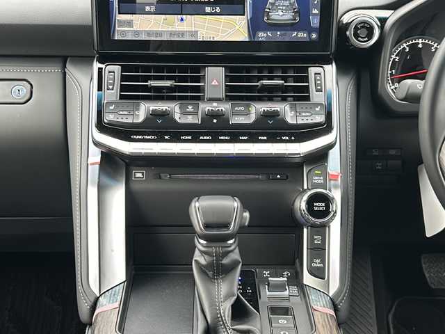 トヨタ ランドクルーザー ZX 愛知県 2023(令5)年 0.2万km プレシャスホワイトパール ワンオーナー/メーカーオプションナビ12.3ディスプレイオーディオ/フルセグTV/電動サンルーフ/JBLプレミアムサウンドシステム/リアシートエンターテインメントシステム/電動デフロック/指紋認証スタートスイッチ/ブラインドスポットモニター/フロア格納サードシート(電動)/クルーズコントロール/シートヒーター/ベンチレーション/ステアリングヒーター/パワーバックドア/パワーシート(D・N)/メモリーシート/AC100W/ドライブレコーダー(前後)/LEDヘッドライト/フォグランプ/全方位カメラ/ETC2.0/タイプC充電/電格ミラー/革巻きステアリング/革シート/スペアタイヤ/オットマン/スペアキー/ミラーウィンカー/純正アルミホイール/純正フロアマット/ステアリングスイッチ/オートアラーム/イモビライザー/イルミネーテッドエントリーシステム/エアバッグ(ダブル＋サイド＋カーテン)/保証書/取扱説明書/記録簿