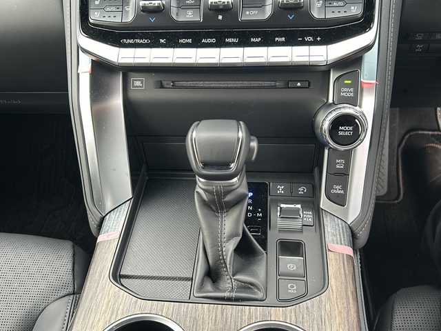 トヨタ ランドクルーザー ZX 愛知県 2023(令5)年 0.2万km プレシャスホワイトパール ワンオーナー/メーカーオプションナビ12.3ディスプレイオーディオ/フルセグTV/電動サンルーフ/JBLプレミアムサウンドシステム/リアシートエンターテインメントシステム/電動デフロック/指紋認証スタートスイッチ/ブラインドスポットモニター/フロア格納サードシート(電動)/クルーズコントロール/シートヒーター/ベンチレーション/ステアリングヒーター/パワーバックドア/パワーシート(D・N)/メモリーシート/AC100W/ドライブレコーダー(前後)/LEDヘッドライト/フォグランプ/全方位カメラ/ETC2.0/タイプC充電/電格ミラー/革巻きステアリング/革シート/スペアタイヤ/オットマン/スペアキー/ミラーウィンカー/純正アルミホイール/純正フロアマット/ステアリングスイッチ/オートアラーム/イモビライザー/イルミネーテッドエントリーシステム/エアバッグ(ダブル＋サイド＋カーテン)/保証書/取扱説明書/記録簿