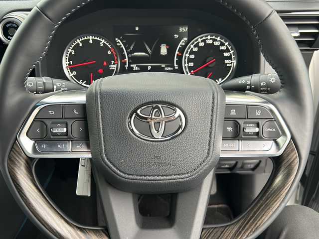トヨタ ランドクルーザー ZX 愛知県 2023(令5)年 0.2万km プレシャスホワイトパール ワンオーナー/メーカーオプションナビ12.3ディスプレイオーディオ/フルセグTV/電動サンルーフ/JBLプレミアムサウンドシステム/リアシートエンターテインメントシステム/電動デフロック/指紋認証スタートスイッチ/ブラインドスポットモニター/フロア格納サードシート(電動)/クルーズコントロール/シートヒーター/ベンチレーション/ステアリングヒーター/パワーバックドア/パワーシート(D・N)/メモリーシート/AC100W/ドライブレコーダー(前後)/LEDヘッドライト/フォグランプ/全方位カメラ/ETC2.0/タイプC充電/電格ミラー/革巻きステアリング/革シート/スペアタイヤ/オットマン/スペアキー/ミラーウィンカー/純正アルミホイール/純正フロアマット/ステアリングスイッチ/オートアラーム/イモビライザー/イルミネーテッドエントリーシステム/エアバッグ(ダブル＋サイド＋カーテン)/保証書/取扱説明書/記録簿