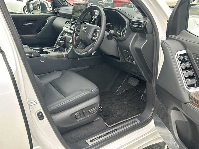 トヨタ ランドクルーザー ZX 愛知県 2023(令5)年 0.2万km プレシャスホワイトパール ワンオーナー/メーカーオプションナビ12.3ディスプレイオーディオ/フルセグTV/電動サンルーフ/JBLプレミアムサウンドシステム/リアシートエンターテインメントシステム/電動デフロック/指紋認証スタートスイッチ/ブラインドスポットモニター/フロア格納サードシート(電動)/クルーズコントロール/シートヒーター/ベンチレーション/ステアリングヒーター/パワーバックドア/パワーシート(D・N)/メモリーシート/AC100W/ドライブレコーダー(前後)/LEDヘッドライト/フォグランプ/全方位カメラ/ETC2.0/タイプC充電/電格ミラー/革巻きステアリング/革シート/スペアタイヤ/オットマン/スペアキー/ミラーウィンカー/純正アルミホイール/純正フロアマット/ステアリングスイッチ/オートアラーム/イモビライザー/イルミネーテッドエントリーシステム/エアバッグ(ダブル＋サイド＋カーテン)/保証書/取扱説明書/記録簿