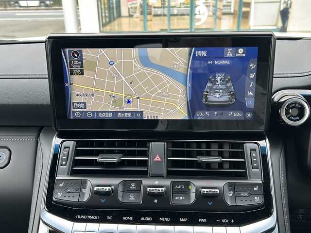 トヨタ ランドクルーザー ZX 愛知県 2023(令5)年 0.2万km プレシャスホワイトパール ワンオーナー/メーカーオプションナビ12.3ディスプレイオーディオ/フルセグTV/電動サンルーフ/JBLプレミアムサウンドシステム/リアシートエンターテインメントシステム/電動デフロック/指紋認証スタートスイッチ/ブラインドスポットモニター/フロア格納サードシート(電動)/クルーズコントロール/シートヒーター/ベンチレーション/ステアリングヒーター/パワーバックドア/パワーシート(D・N)/メモリーシート/AC100W/ドライブレコーダー(前後)/LEDヘッドライト/フォグランプ/全方位カメラ/ETC2.0/タイプC充電/電格ミラー/革巻きステアリング/革シート/スペアタイヤ/オットマン/スペアキー/ミラーウィンカー/純正アルミホイール/純正フロアマット/ステアリングスイッチ/オートアラーム/イモビライザー/イルミネーテッドエントリーシステム/エアバッグ(ダブル＋サイド＋カーテン)/保証書/取扱説明書/記録簿