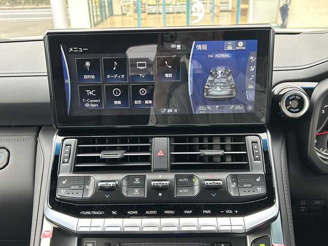 トヨタ ランドクルーザー ZX 愛知県 2023(令5)年 0.2万km プレシャスホワイトパール ワンオーナー/メーカーオプションナビ12.3ディスプレイオーディオ/フルセグTV/電動サンルーフ/JBLプレミアムサウンドシステム/リアシートエンターテインメントシステム/電動デフロック/指紋認証スタートスイッチ/ブラインドスポットモニター/フロア格納サードシート(電動)/クルーズコントロール/シートヒーター/ベンチレーション/ステアリングヒーター/パワーバックドア/パワーシート(D・N)/メモリーシート/AC100W/ドライブレコーダー(前後)/LEDヘッドライト/フォグランプ/全方位カメラ/ETC2.0/タイプC充電/電格ミラー/革巻きステアリング/革シート/スペアタイヤ/オットマン/スペアキー/ミラーウィンカー/純正アルミホイール/純正フロアマット/ステアリングスイッチ/オートアラーム/イモビライザー/イルミネーテッドエントリーシステム/エアバッグ(ダブル＋サイド＋カーテン)/保証書/取扱説明書/記録簿