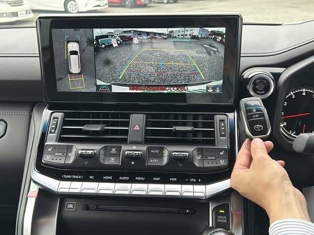 トヨタ ランドクルーザー ZX 愛知県 2023(令5)年 0.2万km プレシャスホワイトパール ワンオーナー/メーカーオプションナビ12.3ディスプレイオーディオ/フルセグTV/電動サンルーフ/JBLプレミアムサウンドシステム/リアシートエンターテインメントシステム/電動デフロック/指紋認証スタートスイッチ/ブラインドスポットモニター/フロア格納サードシート(電動)/クルーズコントロール/シートヒーター/ベンチレーション/ステアリングヒーター/パワーバックドア/パワーシート(D・N)/メモリーシート/AC100W/ドライブレコーダー(前後)/LEDヘッドライト/フォグランプ/全方位カメラ/ETC2.0/タイプC充電/電格ミラー/革巻きステアリング/革シート/スペアタイヤ/オットマン/スペアキー/ミラーウィンカー/純正アルミホイール/純正フロアマット/ステアリングスイッチ/オートアラーム/イモビライザー/イルミネーテッドエントリーシステム/エアバッグ(ダブル＋サイド＋カーテン)/保証書/取扱説明書/記録簿