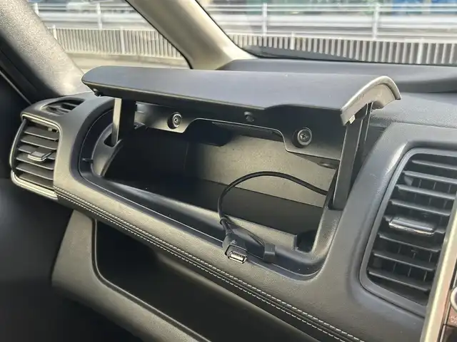 日産 セレナ ハイウェイスターVセレクションⅡ 群馬県 2019(平31)年 5.2万km ブリリアントホワイトパール ワンオーナー/純正9インチメモリナビ/（CD/DVD/SD/USB/Bluetooth）/フルセグテレビ/純正フリップダウンモニター/セーフティパックB/・プロパイロット/・車線逸脱防止支援システム/・インテリジェントアラウンドビューモニター/・インテリジェントルームミラー/・踏み間違い衝突防止アシスト/・インテリジェントパーキングアシスト/・標識検知機能/・フロント＿バックソナー/・電動パーキングブレーキ/・オートブレーキホールド/・ヒーター付ドアミラー/・SRSエアバック（カーテン/サイド）/インテリジェントエマージェンシーブレーキ/両側ハンズフリーパワースライドドア/ハイビームアシスト/ステアリングリモコン/プッシュスタート/ドライブレコーダー/ETC/LEDヘッドランプ/純正16インチアルミホイール/2列目超ロングスライド/横スライドシート/スライド機構付スマートアップ3列目シート/パーソナルテーブル（2列目/3列目）/USB電源ソケット（2列目/3列目）/黒革調シートカバー/保証書/取扱説明書/スペアキー