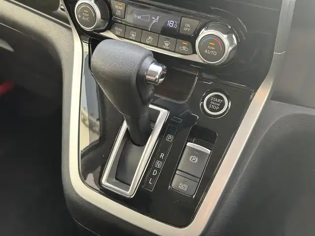 日産 セレナ ハイウェイスターVセレクションⅡ 群馬県 2019(平31)年 5.2万km ブリリアントホワイトパール ワンオーナー/純正9インチメモリナビ/（CD/DVD/SD/USB/Bluetooth）/フルセグテレビ/純正フリップダウンモニター/セーフティパックB/・プロパイロット/・車線逸脱防止支援システム/・インテリジェントアラウンドビューモニター/・インテリジェントルームミラー/・踏み間違い衝突防止アシスト/・インテリジェントパーキングアシスト/・標識検知機能/・フロント＿バックソナー/・電動パーキングブレーキ/・オートブレーキホールド/・ヒーター付ドアミラー/・SRSエアバック（カーテン/サイド）/インテリジェントエマージェンシーブレーキ/両側ハンズフリーパワースライドドア/ハイビームアシスト/ステアリングリモコン/プッシュスタート/ドライブレコーダー/ETC/LEDヘッドランプ/純正16インチアルミホイール/2列目超ロングスライド/横スライドシート/スライド機構付スマートアップ3列目シート/パーソナルテーブル（2列目/3列目）/USB電源ソケット（2列目/3列目）/黒革調シートカバー/保証書/取扱説明書/スペアキー