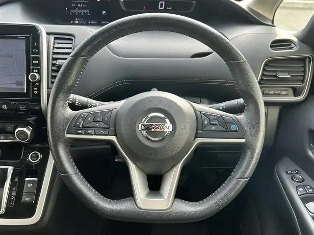 日産 セレナ ハイウェイスターVセレクションⅡ 群馬県 2019(平31)年 5.2万km ブリリアントホワイトパール ワンオーナー/純正9インチメモリナビ/（CD/DVD/SD/USB/Bluetooth）/フルセグテレビ/純正フリップダウンモニター/セーフティパックB/・プロパイロット/・車線逸脱防止支援システム/・インテリジェントアラウンドビューモニター/・インテリジェントルームミラー/・踏み間違い衝突防止アシスト/・インテリジェントパーキングアシスト/・標識検知機能/・フロント＿バックソナー/・電動パーキングブレーキ/・オートブレーキホールド/・ヒーター付ドアミラー/・SRSエアバック（カーテン/サイド）/インテリジェントエマージェンシーブレーキ/両側ハンズフリーパワースライドドア/ハイビームアシスト/ステアリングリモコン/プッシュスタート/ドライブレコーダー/ETC/LEDヘッドランプ/純正16インチアルミホイール/2列目超ロングスライド/横スライドシート/スライド機構付スマートアップ3列目シート/パーソナルテーブル（2列目/3列目）/USB電源ソケット（2列目/3列目）/黒革調シートカバー/保証書/取扱説明書/スペアキー