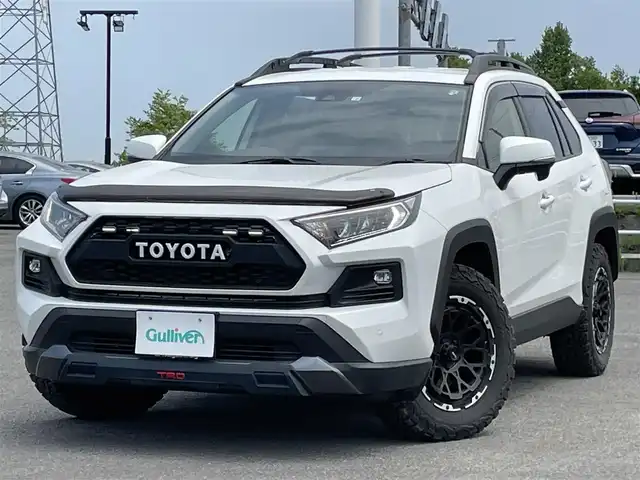 トヨタ ＲＡＶ４ アドベンチャー オフロードPKG 道央・札幌 2022(令4)年 1.8万km スーパーホワイトⅡ ４WD/寒冷地仕様/社外メモリーナビ/CD/DVD/BT/フルセグ/トヨタセーフティセンス/プリクラッシュセーフティ/横滑り防止装置/レーダークルーズコントロール/ダウンヒルアシストコントロール/レーンキープアシスト/コーナーセンサー/ブラインドスポットモニター/リアクロストラフィックアラート/パーキングサポートブレーキ/ロードサインアシスト/バックカメラ/DRIVEMODE切替/自動防眩ミラー/ワイパーデアイサー/D席パワーシート/D席メモリーシート/前席シートヒーター/前席エアシート/レザーシート/革巻きステアリング/ステアリングリモコン/ハンドルヒーター/電動パーキング/ブレーキホールド/MTモード付AT/プッシュスタート/スマートキー/LEDヘッドライト/オートライト/オートハイビーム/フォグランプ/電動格納ミラー/ウィンカーミラー/純正フロアマット/ドアバイザー/純正AW付冬タイヤ積込/225/60/R18/2018年/山7mm/TRDフロントバンパーガーニッシュ