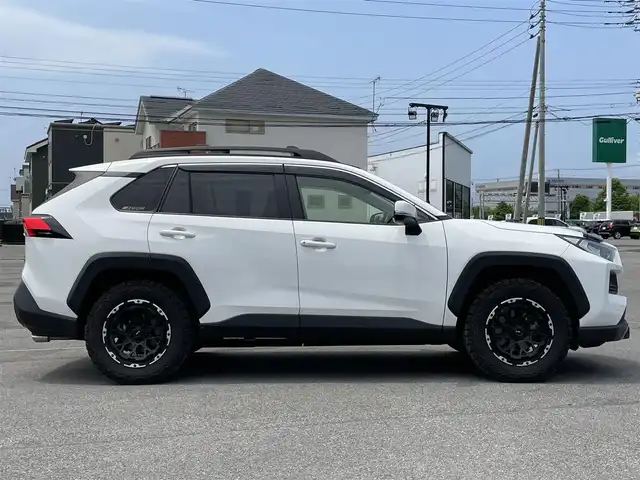 トヨタ ＲＡＶ４ アドベンチャー オフロードPKG 道央・札幌 2022(令4)年 1.8万km スーパーホワイトⅡ ４WD/寒冷地仕様/社外メモリーナビ/CD/DVD/BT/フルセグ/トヨタセーフティセンス/プリクラッシュセーフティ/横滑り防止装置/レーダークルーズコントロール/ダウンヒルアシストコントロール/レーンキープアシスト/コーナーセンサー/ブラインドスポットモニター/リアクロストラフィックアラート/パーキングサポートブレーキ/ロードサインアシスト/バックカメラ/DRIVEMODE切替/自動防眩ミラー/ワイパーデアイサー/D席パワーシート/D席メモリーシート/前席シートヒーター/前席エアシート/レザーシート/革巻きステアリング/ステアリングリモコン/ハンドルヒーター/電動パーキング/ブレーキホールド/MTモード付AT/プッシュスタート/スマートキー/LEDヘッドライト/オートライト/オートハイビーム/フォグランプ/電動格納ミラー/ウィンカーミラー/純正フロアマット/ドアバイザー/純正AW付冬タイヤ積込/225/60/R18/2018年/山7mm/TRDフロントバンパーガーニッシュ