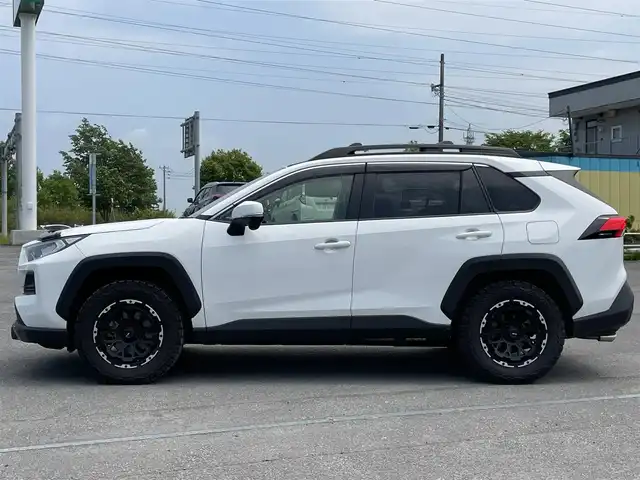 トヨタ ＲＡＶ４ アドベンチャー オフロードPKG 道央・札幌 2022(令4)年 1.8万km スーパーホワイトⅡ ４WD/寒冷地仕様/社外メモリーナビ/CD/DVD/BT/フルセグ/トヨタセーフティセンス/プリクラッシュセーフティ/横滑り防止装置/レーダークルーズコントロール/ダウンヒルアシストコントロール/レーンキープアシスト/コーナーセンサー/ブラインドスポットモニター/リアクロストラフィックアラート/パーキングサポートブレーキ/ロードサインアシスト/バックカメラ/DRIVEMODE切替/自動防眩ミラー/ワイパーデアイサー/D席パワーシート/D席メモリーシート/前席シートヒーター/前席エアシート/レザーシート/革巻きステアリング/ステアリングリモコン/ハンドルヒーター/電動パーキング/ブレーキホールド/MTモード付AT/プッシュスタート/スマートキー/LEDヘッドライト/オートライト/オートハイビーム/フォグランプ/電動格納ミラー/ウィンカーミラー/純正フロアマット/ドアバイザー/純正AW付冬タイヤ積込/225/60/R18/2018年/山7mm/TRDフロントバンパーガーニッシュ