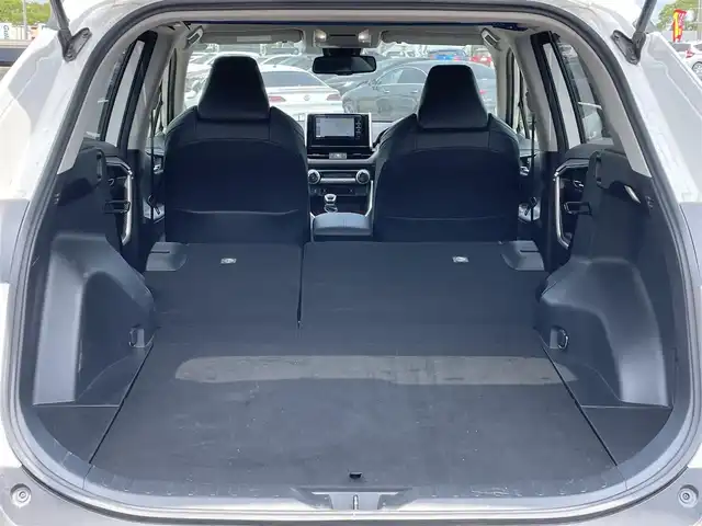 トヨタ ＲＡＶ４ アドベンチャー オフロードPKG 道央・札幌 2022(令4)年 1.8万km スーパーホワイトⅡ ４WD/寒冷地仕様/社外メモリーナビ/CD/DVD/BT/フルセグ/トヨタセーフティセンス/プリクラッシュセーフティ/横滑り防止装置/レーダークルーズコントロール/ダウンヒルアシストコントロール/レーンキープアシスト/コーナーセンサー/ブラインドスポットモニター/リアクロストラフィックアラート/パーキングサポートブレーキ/ロードサインアシスト/バックカメラ/DRIVEMODE切替/自動防眩ミラー/ワイパーデアイサー/D席パワーシート/D席メモリーシート/前席シートヒーター/前席エアシート/レザーシート/革巻きステアリング/ステアリングリモコン/ハンドルヒーター/電動パーキング/ブレーキホールド/MTモード付AT/プッシュスタート/スマートキー/LEDヘッドライト/オートライト/オートハイビーム/フォグランプ/電動格納ミラー/ウィンカーミラー/純正フロアマット/ドアバイザー/純正AW付冬タイヤ積込/225/60/R18/2018年/山7mm/TRDフロントバンパーガーニッシュ