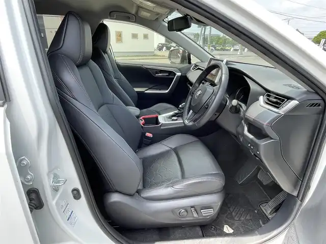 トヨタ ＲＡＶ４ アドベンチャー オフロードPKG 道央・札幌 2022(令4)年 1.8万km スーパーホワイトⅡ ４WD/寒冷地仕様/社外メモリーナビ/CD/DVD/BT/フルセグ/トヨタセーフティセンス/プリクラッシュセーフティ/横滑り防止装置/レーダークルーズコントロール/ダウンヒルアシストコントロール/レーンキープアシスト/コーナーセンサー/ブラインドスポットモニター/リアクロストラフィックアラート/パーキングサポートブレーキ/ロードサインアシスト/バックカメラ/DRIVEMODE切替/自動防眩ミラー/ワイパーデアイサー/D席パワーシート/D席メモリーシート/前席シートヒーター/前席エアシート/レザーシート/革巻きステアリング/ステアリングリモコン/ハンドルヒーター/電動パーキング/ブレーキホールド/MTモード付AT/プッシュスタート/スマートキー/LEDヘッドライト/オートライト/オートハイビーム/フォグランプ/電動格納ミラー/ウィンカーミラー/純正フロアマット/ドアバイザー/純正AW付冬タイヤ積込/225/60/R18/2018年/山7mm/TRDフロントバンパーガーニッシュ