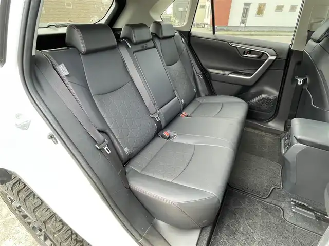 トヨタ ＲＡＶ４ アドベンチャー オフロードPKG 道央・札幌 2022(令4)年 1.8万km スーパーホワイトⅡ ４WD/寒冷地仕様/社外メモリーナビ/CD/DVD/BT/フルセグ/トヨタセーフティセンス/プリクラッシュセーフティ/横滑り防止装置/レーダークルーズコントロール/ダウンヒルアシストコントロール/レーンキープアシスト/コーナーセンサー/ブラインドスポットモニター/リアクロストラフィックアラート/パーキングサポートブレーキ/ロードサインアシスト/バックカメラ/DRIVEMODE切替/自動防眩ミラー/ワイパーデアイサー/D席パワーシート/D席メモリーシート/前席シートヒーター/前席エアシート/レザーシート/革巻きステアリング/ステアリングリモコン/ハンドルヒーター/電動パーキング/ブレーキホールド/MTモード付AT/プッシュスタート/スマートキー/LEDヘッドライト/オートライト/オートハイビーム/フォグランプ/電動格納ミラー/ウィンカーミラー/純正フロアマット/ドアバイザー/純正AW付冬タイヤ積込/225/60/R18/2018年/山7mm/TRDフロントバンパーガーニッシュ