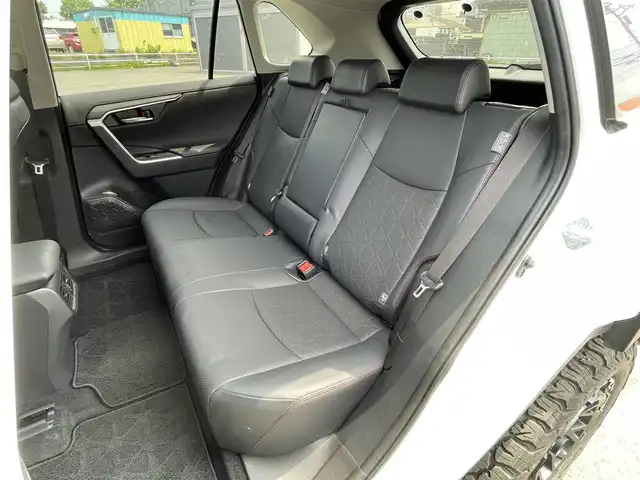 トヨタ ＲＡＶ４ アドベンチャー オフロードPKG 道央・札幌 2022(令4)年 1.8万km スーパーホワイトⅡ ４WD/寒冷地仕様/社外メモリーナビ/CD/DVD/BT/フルセグ/トヨタセーフティセンス/プリクラッシュセーフティ/横滑り防止装置/レーダークルーズコントロール/ダウンヒルアシストコントロール/レーンキープアシスト/コーナーセンサー/ブラインドスポットモニター/リアクロストラフィックアラート/パーキングサポートブレーキ/ロードサインアシスト/バックカメラ/DRIVEMODE切替/自動防眩ミラー/ワイパーデアイサー/D席パワーシート/D席メモリーシート/前席シートヒーター/前席エアシート/レザーシート/革巻きステアリング/ステアリングリモコン/ハンドルヒーター/電動パーキング/ブレーキホールド/MTモード付AT/プッシュスタート/スマートキー/LEDヘッドライト/オートライト/オートハイビーム/フォグランプ/電動格納ミラー/ウィンカーミラー/純正フロアマット/ドアバイザー/純正AW付冬タイヤ積込/225/60/R18/2018年/山7mm/TRDフロントバンパーガーニッシュ