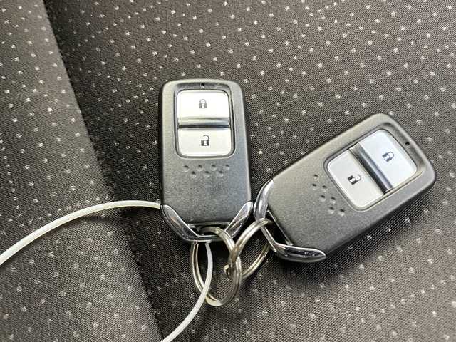 ホンダ フィット ハイブリット Fパッケージ 富山県 2017(平29)年 7.9万km タフホワイトⅡ 社外ナビ（CN-B200D）/（AM/FM/CD/AUX)/バックカメラ/前後ドライブレコーダー/横滑り防止装置/前後コーナーセンサー/ウィンカーミラー/ドアバイザー/プッシュスタート/スマートキー/スペアキーあり/社外フロアマット/アイドリングストップ/ETC/ABS/取扱説明書/保証書