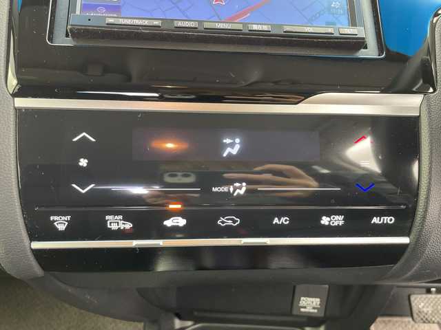 ホンダ フィット ハイブリット Fパッケージ 富山県 2017(平29)年 7.9万km タフホワイトⅡ 社外ナビ（CN-B200D）/（AM/FM/CD/AUX)/バックカメラ/前後ドライブレコーダー/横滑り防止装置/前後コーナーセンサー/ウィンカーミラー/ドアバイザー/プッシュスタート/スマートキー/スペアキーあり/社外フロアマット/アイドリングストップ/ETC/ABS/取扱説明書/保証書